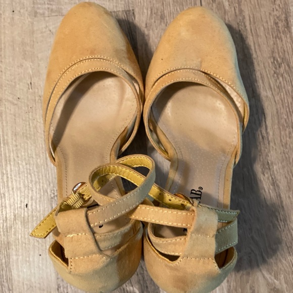 Women’s chunky 3” platform heel size 7 suede pumps - Picture 2 of 4